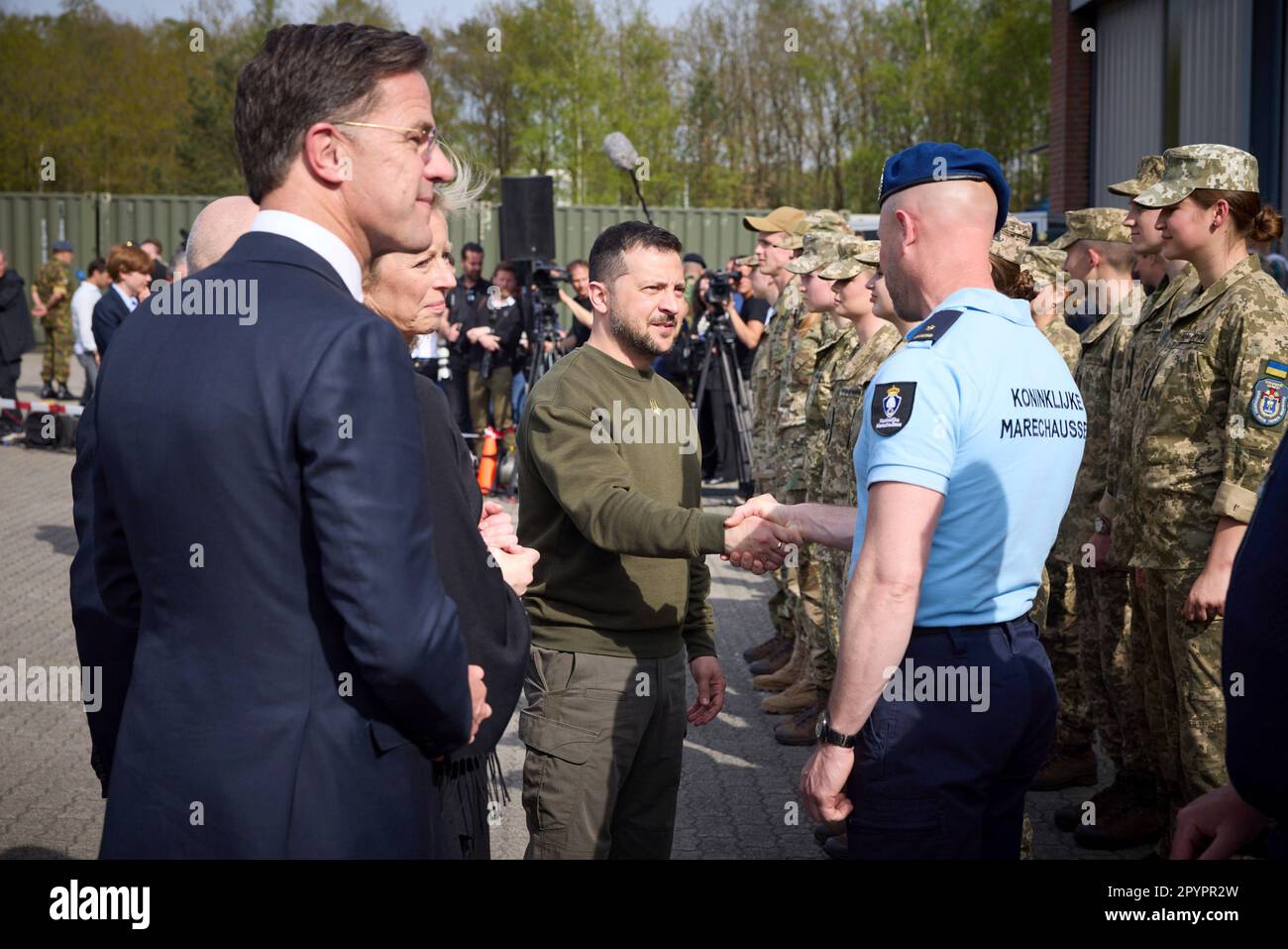 Soesterberg, Paesi Bassi. 04th maggio, 2023. Il presidente ucraino Volodymyr Zelenskyy, al centro, saluta un soldato dell'aeronautica olandese mentre il primo ministro olandese Mark Rutte, a sinistra, guarda al campo di New Amsterdam, 4 maggio 2023 a Soesterberg, nei Paesi Bassi. Credit: Foto piscina/Ufficio stampa presidenziale ucraino/Alamy Live News Foto Stock