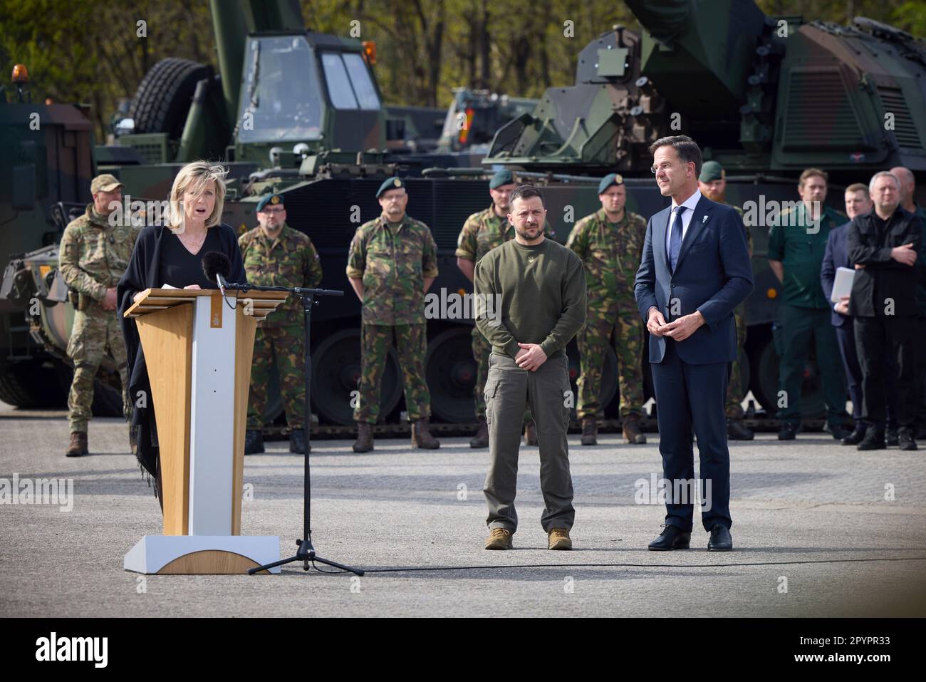 Soesterberg, Paesi Bassi. 04th maggio, 2023. Il ministro della Difesa olandese Kajsa Ollongren, di sinistra, esprime le sue osservazioni in quanto il presidente ucraino Volodymyr Zelenskyy, al centro, si trova con il primo ministro olandese Mark Rutte, di destra, durante a al campo di New Amsterdam, 4 maggio 2023 a Soesterberg, Paesi Bassi. La base è dove i soldati ucraini sono addestrati sul sistema missilistico superficie-aria MIM-104 Patriot dall'esercito olandese. Credit: Foto piscina/Ufficio stampa presidenziale ucraino/Alamy Live News Foto Stock
