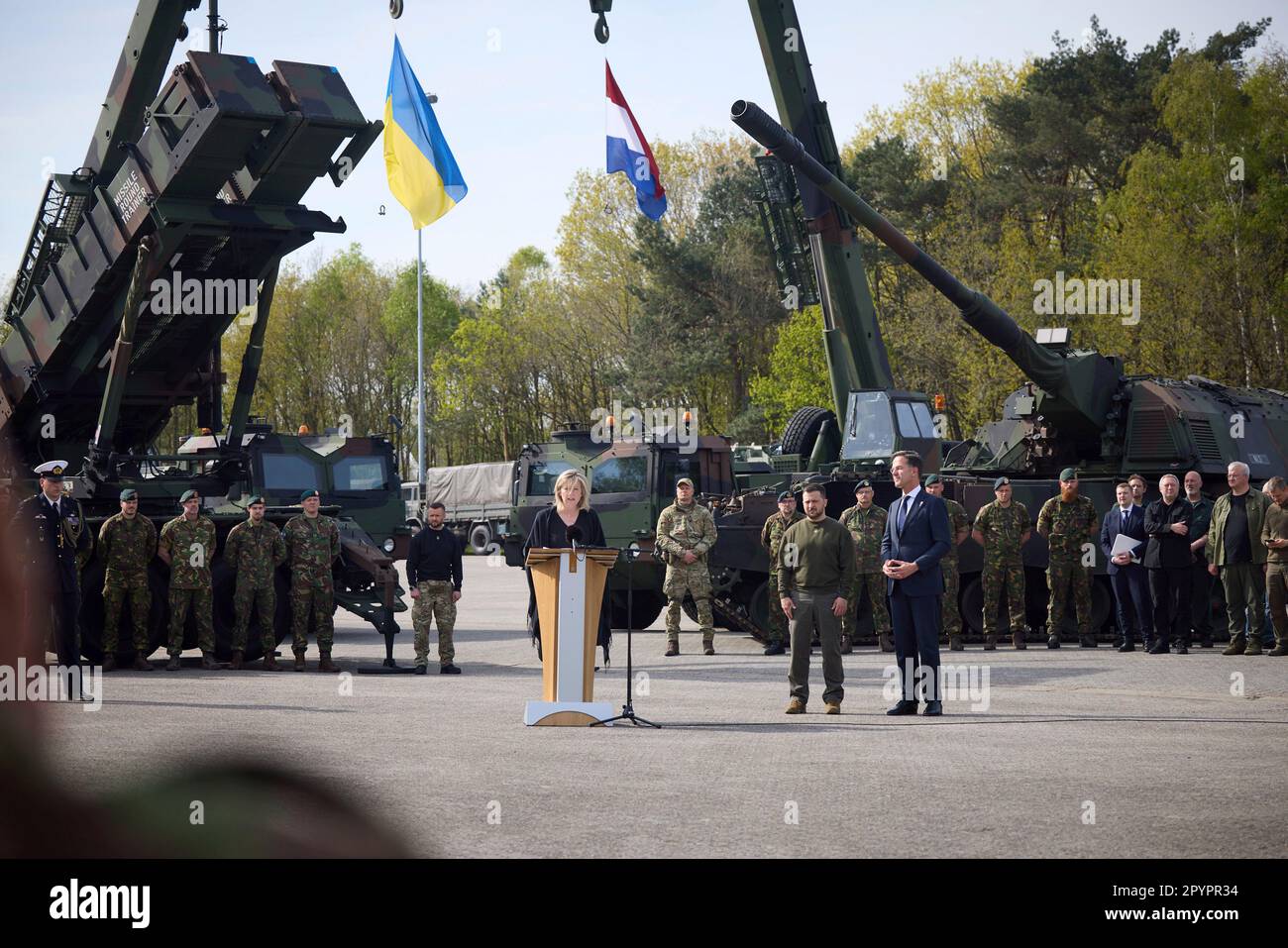 Soesterberg, Paesi Bassi. 04th maggio, 2023. Il ministro della Difesa olandese Kajsa Ollongren, esprime le sue osservazioni in qualità di presidente ucraino Volodymyr Zelenskyy, al centro, è in piedi con il primo ministro olandese Mark Rutte, a destra, durante a a a Camp New Amsterdam, 4 maggio 2023 a Soesterberg, Paesi Bassi. La base è dove i soldati ucraini sono addestrati sul sistema missilistico superficie-aria MIM-104 Patriot dall'esercito olandese. Credit: Foto piscina/Ufficio stampa presidenziale ucraino/Alamy Live News Foto Stock