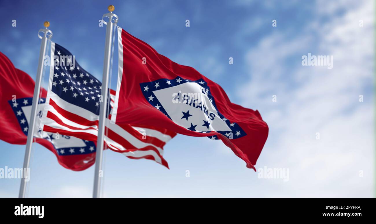 Le bandiere di stato dell'Arkansas che sventolano con la bandiera nazionale degli Stati Uniti d'America in una giornata limpida. Tessuto svolazzante. 3d rappresentazione dell'illustrazione Foto Stock