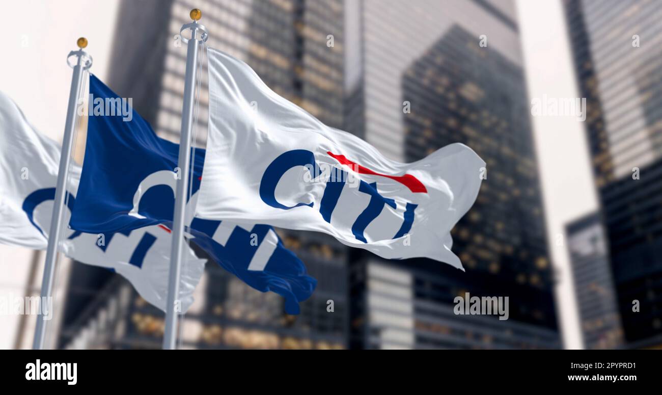 New York, Stati Uniti, marzo 2023: Bandiere con il logo Citi che sventolano nel vento in un distretto finanziario. Citi è un'istituzione internazionale di servizi finanziari. Il Foto Stock