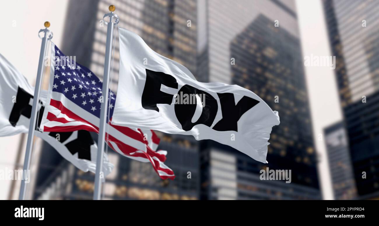New York, Stati Uniti, aprile 2023: Bandiere con il logo Fox e la bandiera nazionale degli Stati Uniti che sventola in un distretto finanziario. Fox è una rete televisiva americana Foto Stock