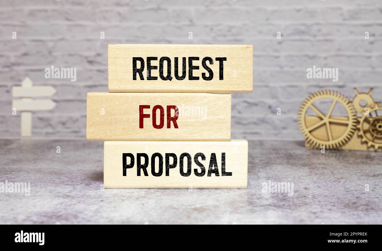 Primo piano su un uomo d'affari in possesso di un blocco di legno con richiesta di proposta, Business Concept Foto Stock