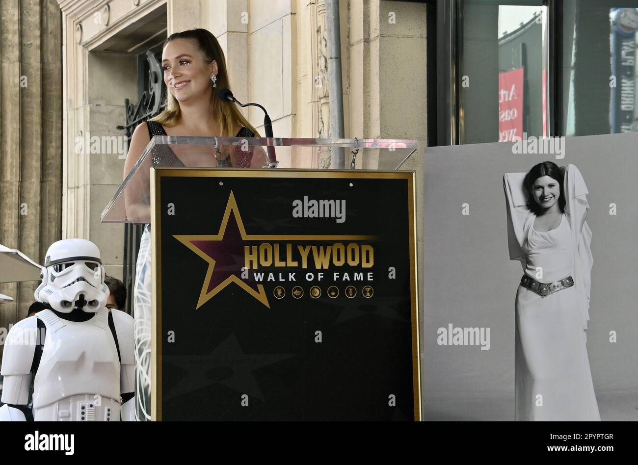 Los Angeles, Stati Uniti. 04th maggio, 2023. Billie Lourd, figlia dell'attrice Carrie Fisher, commenta durante una postuma cerimonia di inaugurazione che onora Fisher con la 54th stella sulla Walk of Fame di Hollywood a Los Angeles giovedì 4 maggio 2023. In coincidenza con la festa non ufficiale di 'Star Wars' il 4th maggio, ma è stato offuscato da una disputa tra sua figlia, che ha accettato la stella per conto di sua madre, e fratelli di Fisher, che non sono stati invitati all'evento. Foto di Jim Ruymen/UPI Credit: UPI/Alamy Live News Foto Stock