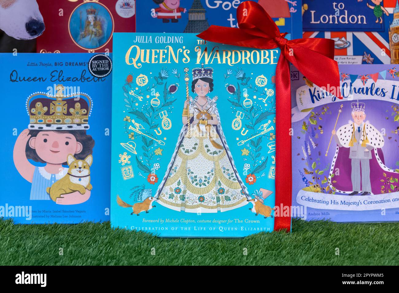 Preparativi e libri su Re Carlo III e la Famiglia reale nella finestra di Waterstones Piccadilly, Londra Foto Stock