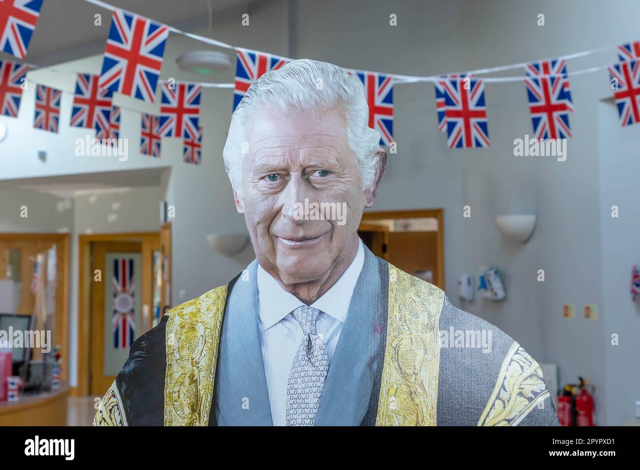 4th 2023 maggio - Warrington, Cheshire, Inghilterra, Regno Unito. Il personale dell'Ospizio di San Rocco si è preparato per l'incoronazione di Re Carlo II decorando l'edificio con bandiere, coniglietti e decorazioni per porte. Un cartone a grandezza naturale tagliato da Carlo adorna l'ingresso. L'Ospizio di San Rocco si prende cura delle persone e delle loro famiglie alle quali è stata diagnosticata una malattia che limita la vita, permettendo loro di vivere bene e, verso la fine della loro vita, di avere una morte dignitosa in un luogo di loro scelta. Credit: John Hopkins/Alamy Live News Foto Stock