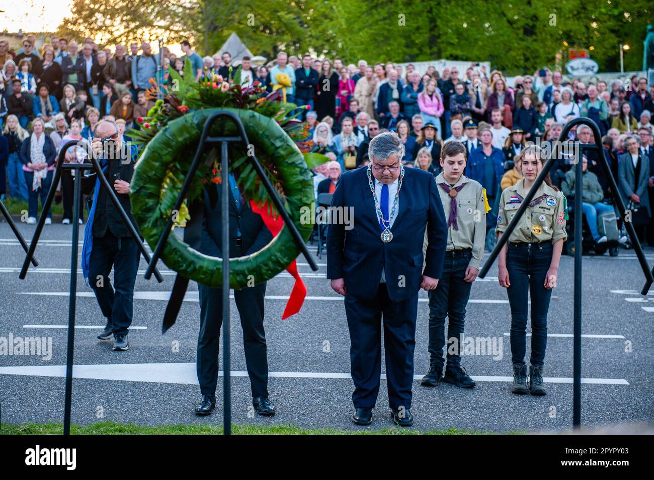 Nijmegen, Olanda, 04/05/2023, il sindaco della città, Hubert Bruls è visto pagare i suoi rispetti durante la cerimonia. In questo giorno, in tutto il paese, si svolgono cerimonie per commemorare civili e soldati in tutto il mondo durante la seconda guerra mondiale e altri conflitti. A Nijmegen, una cerimonia ha avuto luogo all'interno di St La chiesa di Stefano, da lì una silenziosa processione portò le strade al "Keizer Traianusplein", dove sorgevano due monumenti in ricordo delle vittime della seconda guerra mondiale. La cerimonia ufficiale è iniziata con due minuti di silenzio, dopo di che, il sindaco di Nijmegen Hubert Bruls, ha dato un Foto Stock