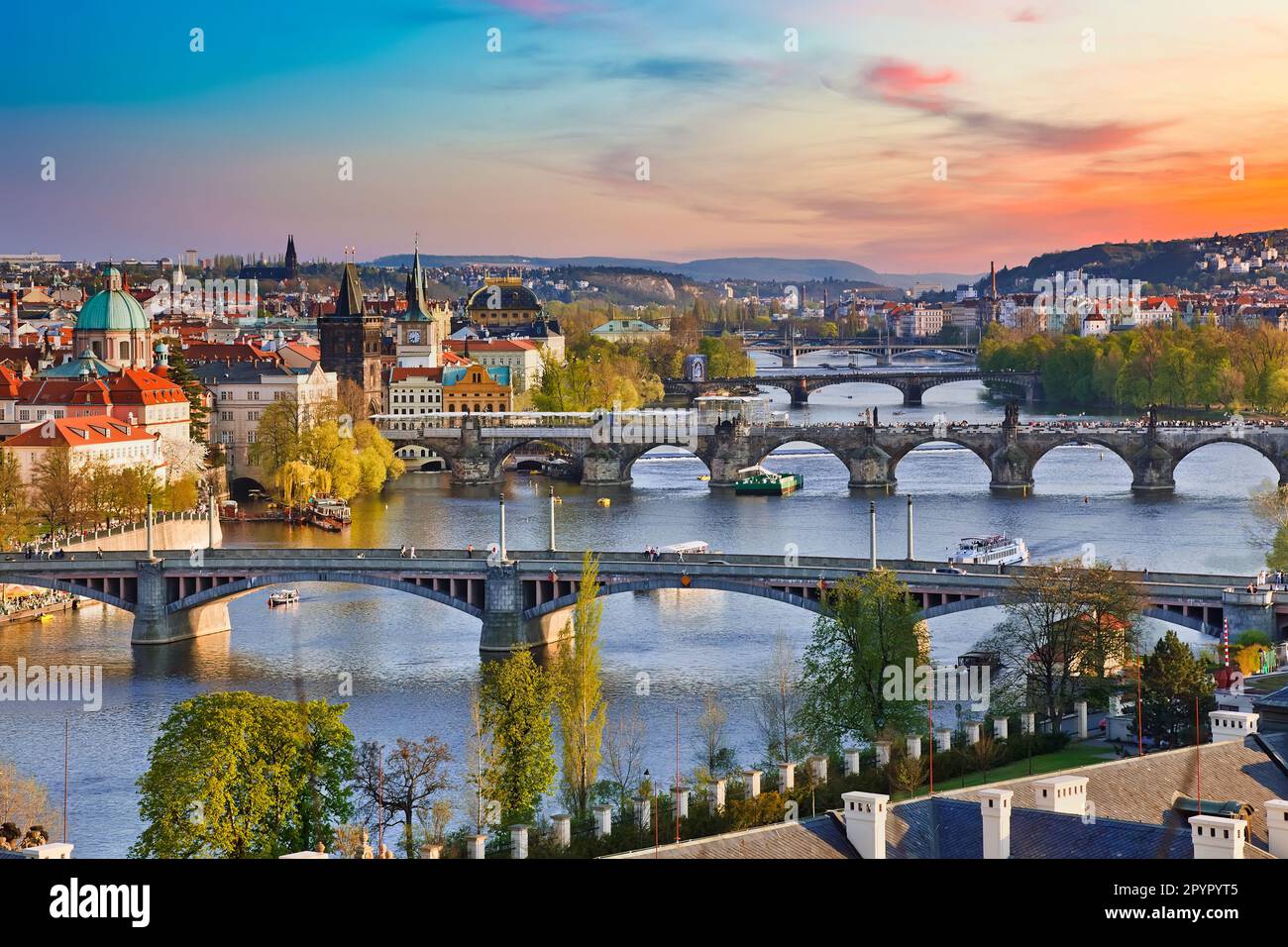 Vista sulla città di Praga al tramonto Foto Stock