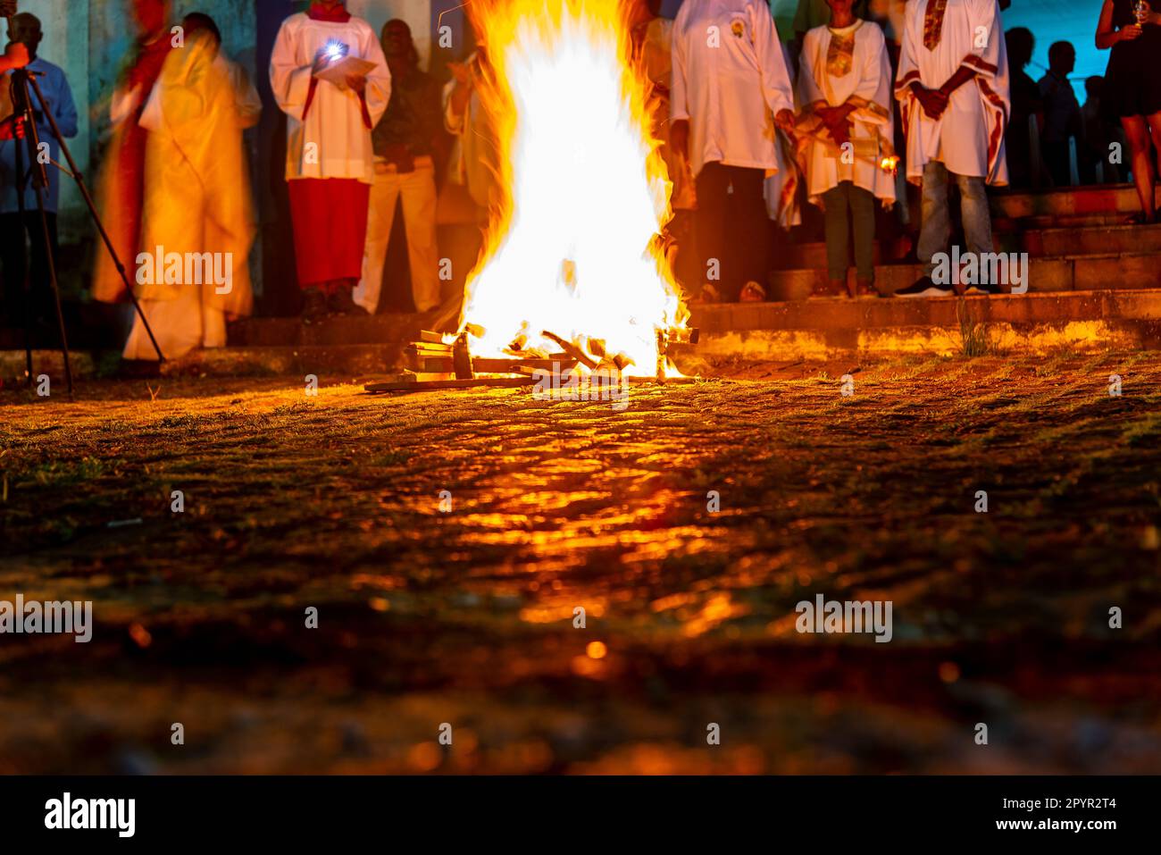 Valenca, Bahia, Brasile - 08 aprile 2023: I fedeli cattolici sono intorno al falò di Santa il sabato notte allelujah. Settimana Santa a Valenca, Bahia. Foto Stock