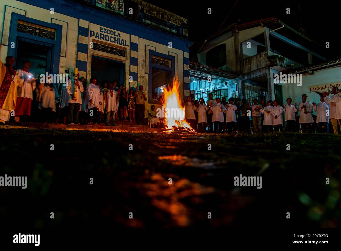 Valenca, Bahia, Brasile - 08 aprile 2023: Il sacerdote cattolico festeggia la messa notturna intorno al falò sacro su hallelujah sabato sera. Settimana Santa in Foto Stock