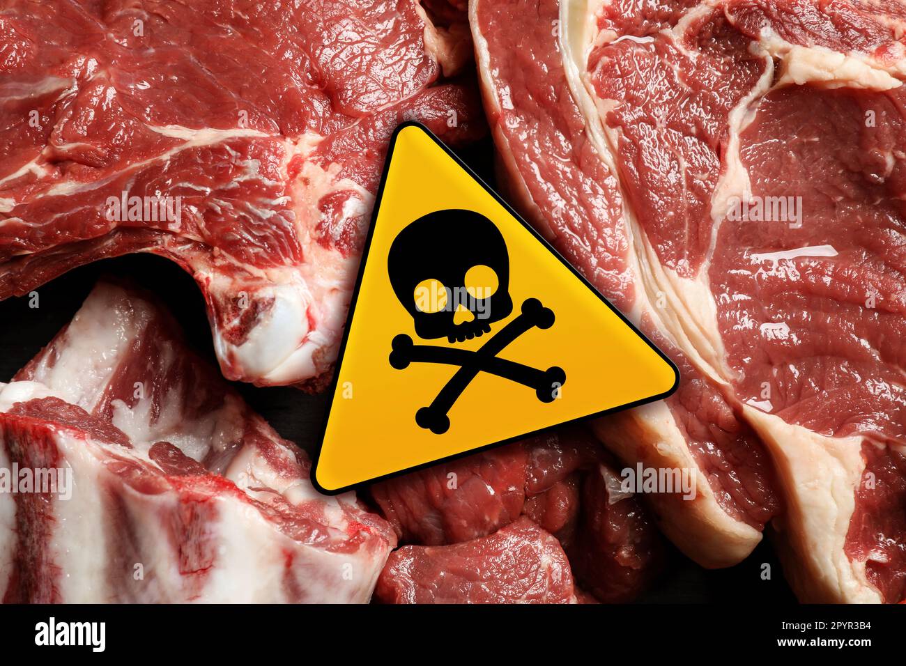 Cranio e crossone segno sulla carne cruda, vista dall'alto. Attenzione - tossico Foto Stock