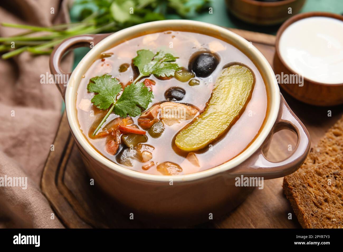 Pentola di gustosa zuppa di Hodgepodge sul tavolo, primo piano Foto Stock