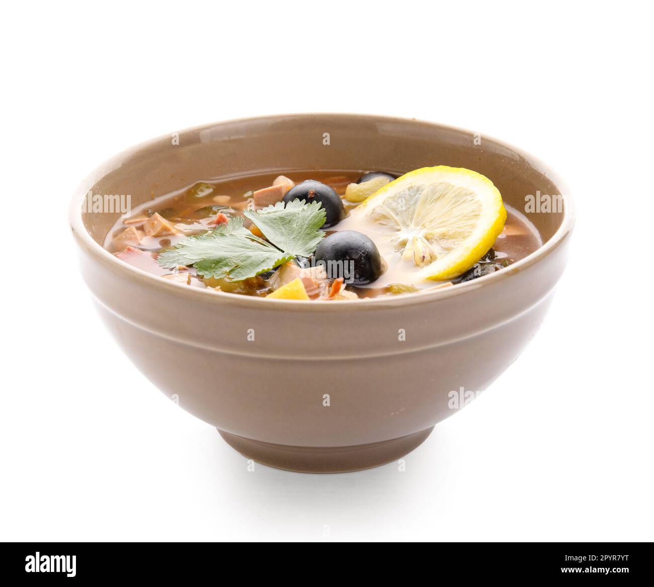 Ciotola di gustosa zuppa di Hodgepodge su sfondo bianco Foto Stock