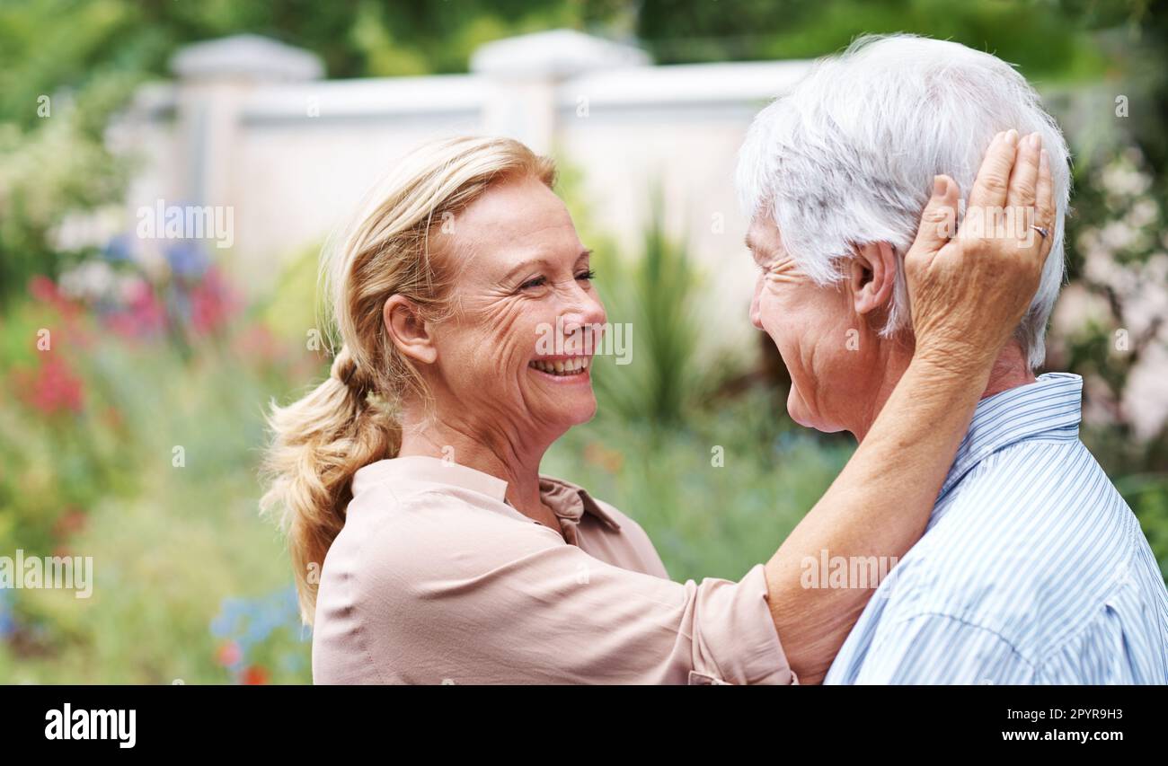 Storie d'amore vero mai fine. Coppia sposata anziana di fronte l'un l'altro. Foto Stock
