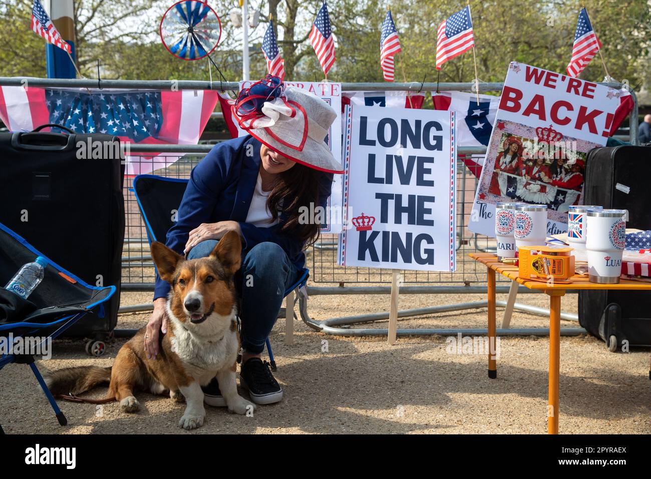 Londra, Regno Unito. 4th maggio, 2023. I tifosi reali si accamparono sul Mall davanti all'incoronazione, all'incoronazione di Re Carlo III e alla Regina Consorte il 6 2023 maggio. Credit: Lucy North/Alamy Live News Foto Stock