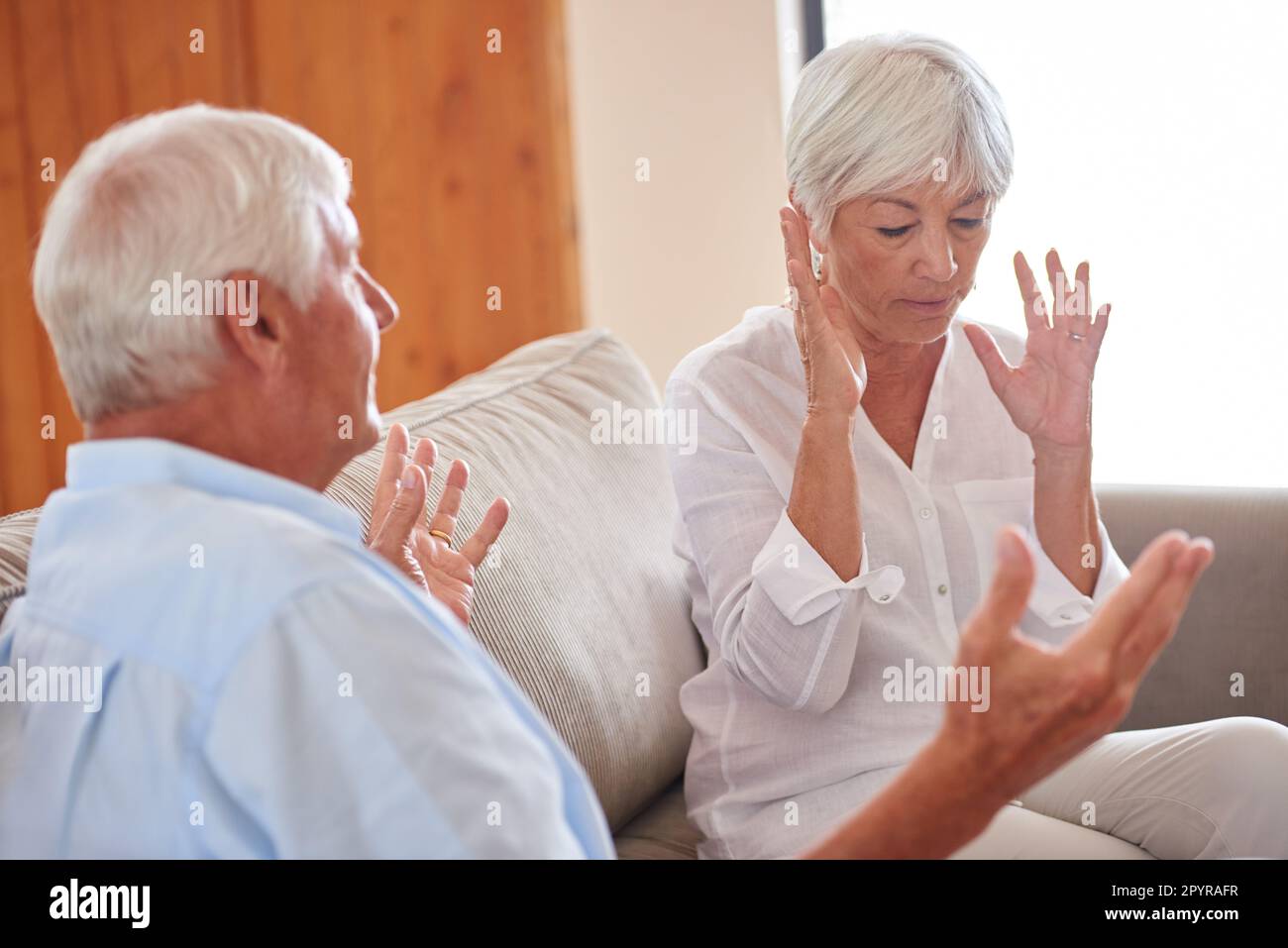 Ho bisogno di un tempo fuori. una coppia anziana che ha un argomento a casa. Foto Stock