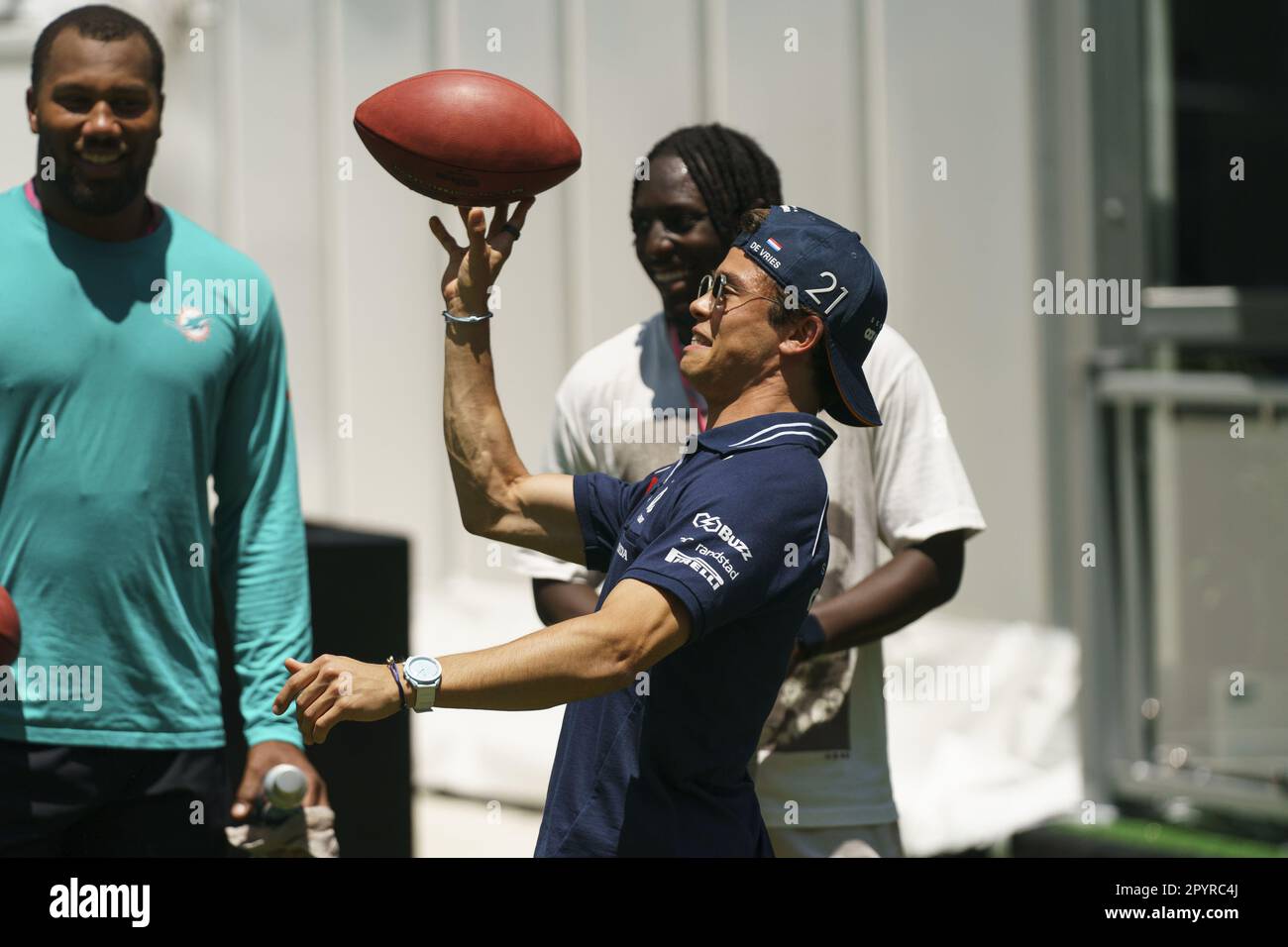 Miami Gardens, Stati Uniti. 04th maggio, 2023. Il pilota olandese di Formula uno Nyck de Vries della Scuderia AlphaTauri partecipa a una combinazione di calcio ospitata dai Miami Dolphins durante la Formula uno Grand Prix​ di Miami all'autodromo internazionale di Miami, a Miami Gardens, Florida, il 4 maggio 2023. Foto di Greg Nash/UPI Credit: UPI/Alamy Live News Foto Stock