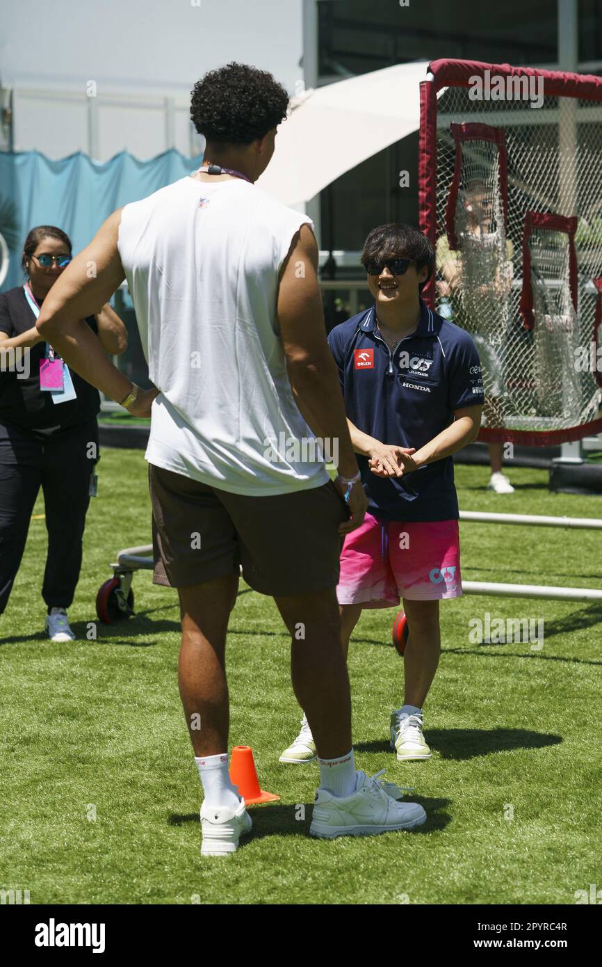 Miami Gardens, Stati Uniti. 04th maggio, 2023. Jaelan Phillips dei Miami Dolphins parla con il pilota giapponese di Formula uno Yuki Tsunoda della Scuderia AlphaTauri durante una combinazione di calcio ospitata dai Miami Dolphins durante la Formula uno Grand Prix​ di Miami all'autodromo internazionale di Miami a Miami Gardens, Florida, il 4 maggio 2023. Foto di Greg Nash/UPI Credit: UPI/Alamy Live News Foto Stock