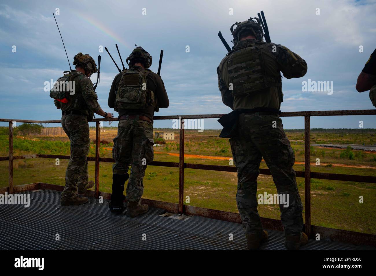 STATI UNITI Gli operatori delle tattiche speciali dell'aeronautica, assegnati alla 24th Special Operations Wing, osservano la gamma prima di condurre una formazione ravvicinata di supporto aereo durante l'Emerald Warrior 23 a Eglin Range, Florida, 24 aprile 2023. I professionisti del comando speciale delle operazioni dell'aeronautica sono addestrati ai più alti standard, preparati per qualsiasi ambiente e possono rapidamente integrarsi come abilitatori nelle missioni convenzionali. (STATI UNITI Air Force foto di Senior Airman Stephen Pulter) Foto Stock