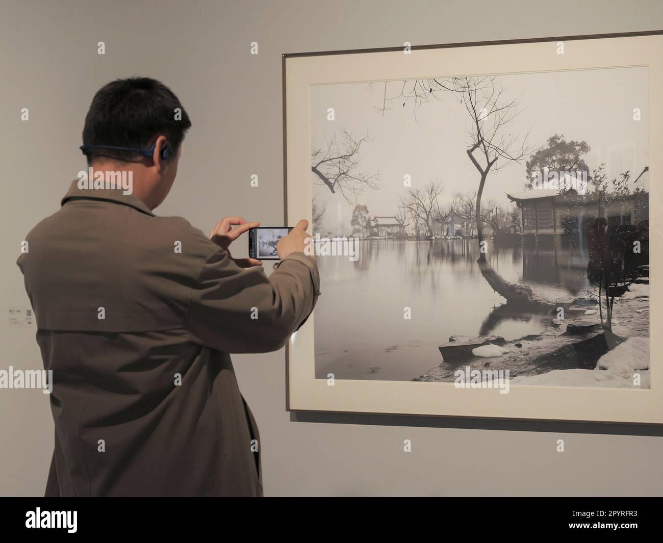 Pechino, Cina. 5th maggio, 2023. Questa foto per cellulare mostra un visitatore che scatta foto di una mostra al fotografo italiano Andrea Cavazzuti 'a livello degli occhi' mostra in One Art Museum a Pechino, capitale della Cina, 25 aprile 2023. PER ANDARE CON 'attraverso la Cina: La visione 'occhio-livello' del fotografo italiano della Cina ' Credit: Xinhua/Alamy Live News Foto Stock