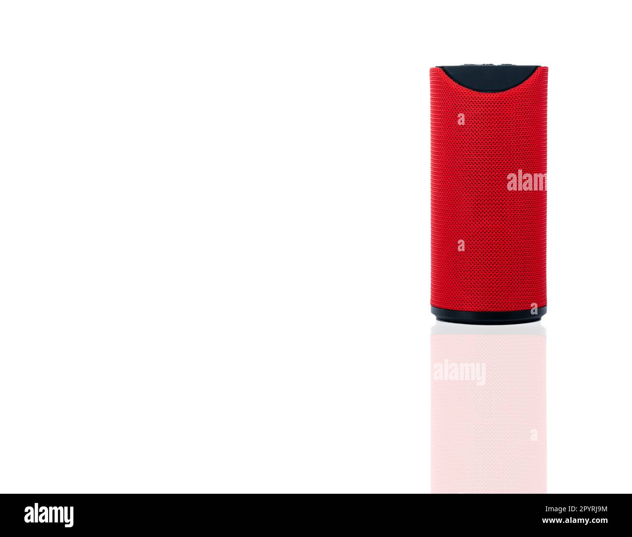 Altoparlante portatile wireless isolato su sfondo bianco. Altoparlanti portatili digitali rossi. Altoparlante stereo di piccole dimensioni. Cavo portatile mini dal design moderno Foto Stock