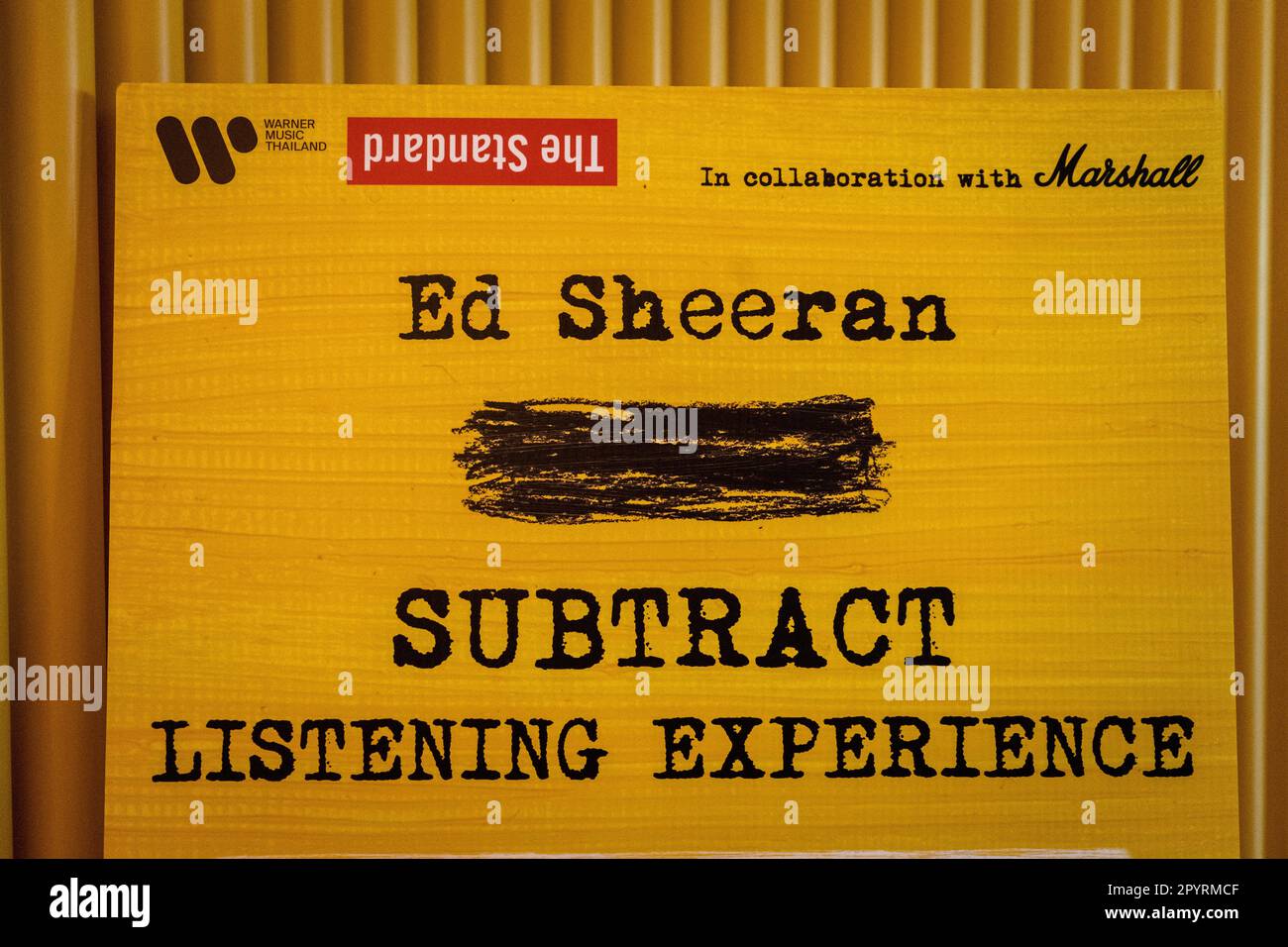 Un cartello all'ingresso dell'esperienza di ascolto con gli sponsor Warner Music Thailand, lo Standard Maha Nakhon e Marshall. Artisti e tifosi partecipano al ed Sheeran 'Subtract Listening Experience', un'anteprima esclusiva del nuovo album 'Subtract,' di ed Sheeran Music Thailand allo Standard Maha Nakhon. Artisti e tifosi partecipano al ed Sheeran 'Subtract Listening Experience', un'anteprima esclusiva del nuovo album 'Subtract,' di ed Sheeran Music Thailand allo Standard Maha Nakhon. Foto Stock