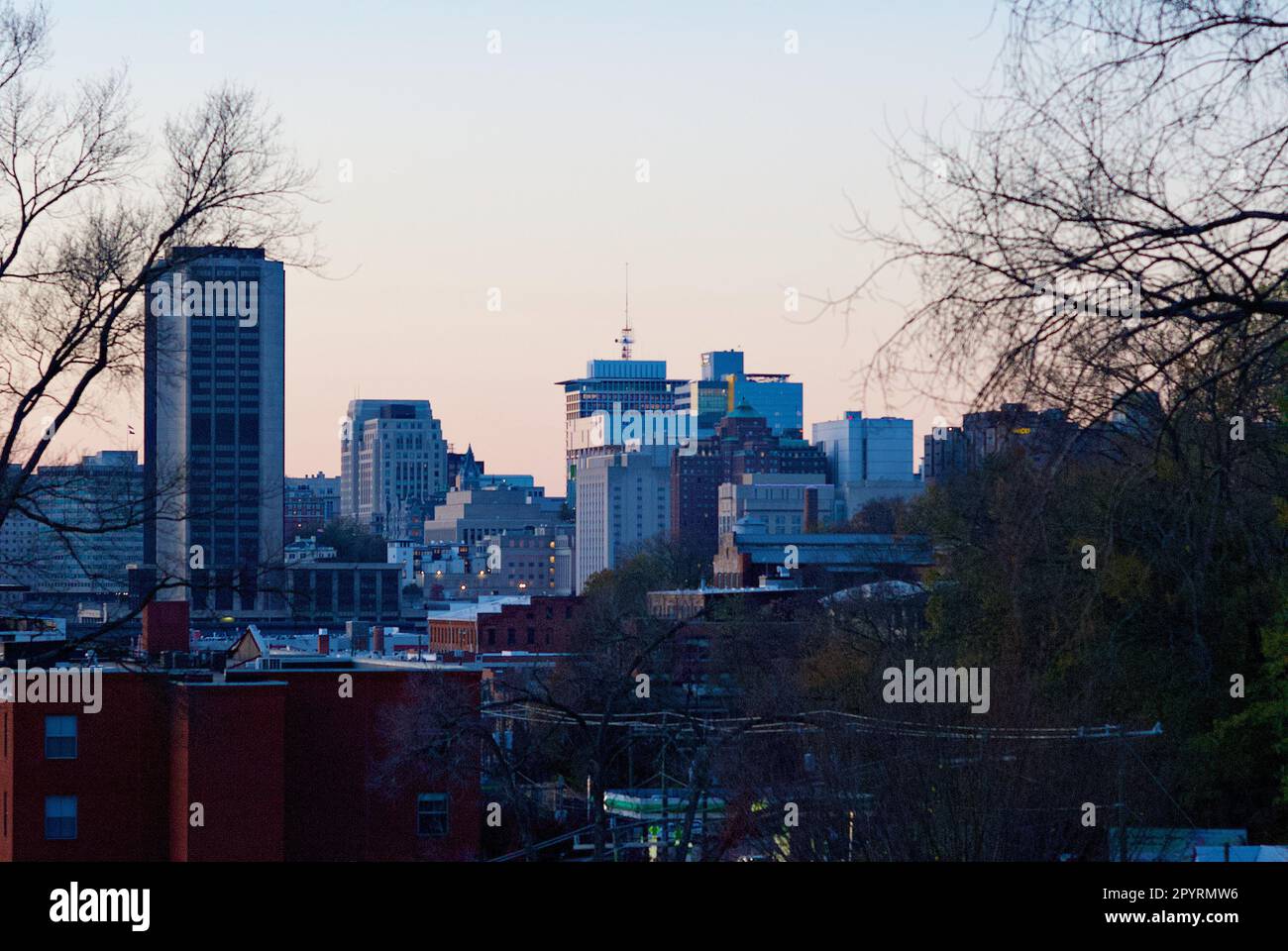 Lo skyline del centro di Richmond, Virginia, la capitale dello stato, visto al tramonto in una fresca serata autunnale. Foto Stock