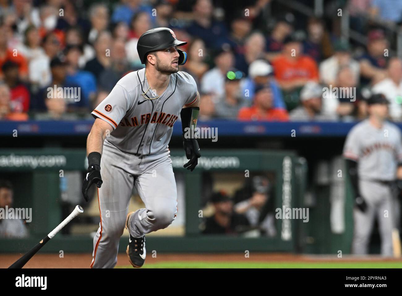 Il catcher dei San Francisco Giants JOEY BART sceglie il campo a destra in cima al sesto inning durante il gioco della MLB tra i San Francisco Giants e. Foto Stock