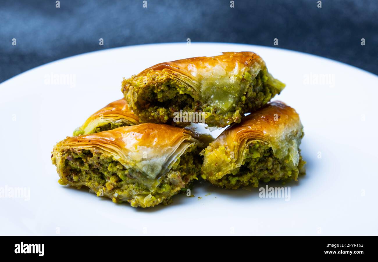 Baklava turca, baklava al pistacchio verde tradizionale, dessert turco, primo piano. Foto Stock