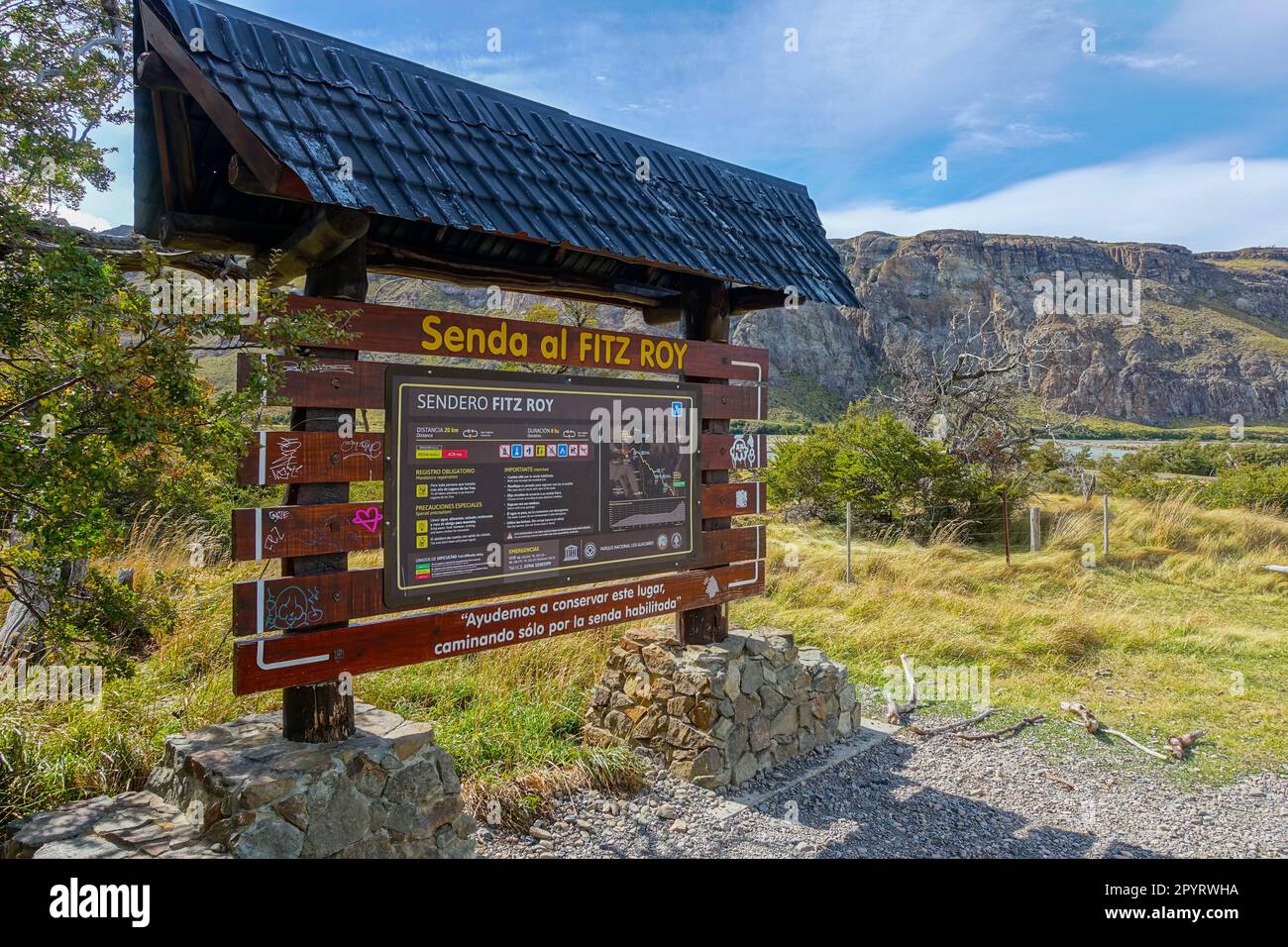 Cartello con la cartina e le informazioni sul sentiero escursionistico del Monte Fitzroy. Famosa Laguna De Los Tres Trailhead, El Chalten Los Glaciares Parco Nazionale Foto Stock