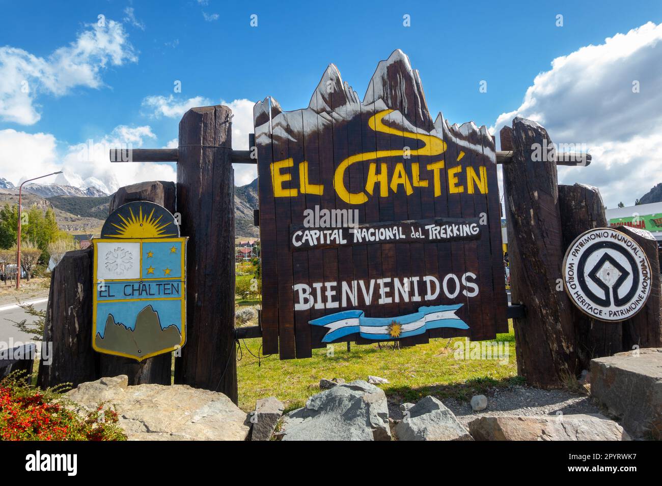 Cartello da tavolo di benvenuto all'ingresso della città di El Chalten, Patagonia Parco Nazionale Los Glaciares Patagonia Argentina. Fitzroy Mountain Peak sullo skyline Foto Stock