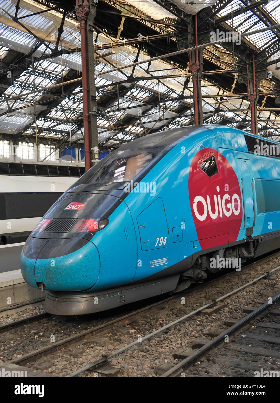 PARIGI (75) 12° ARRONDISSEMENT DI EME. GARE DE LYON. TRENO TGV OUIGO, LA FILIALE LOW COST DE LA SNCF Foto Stock