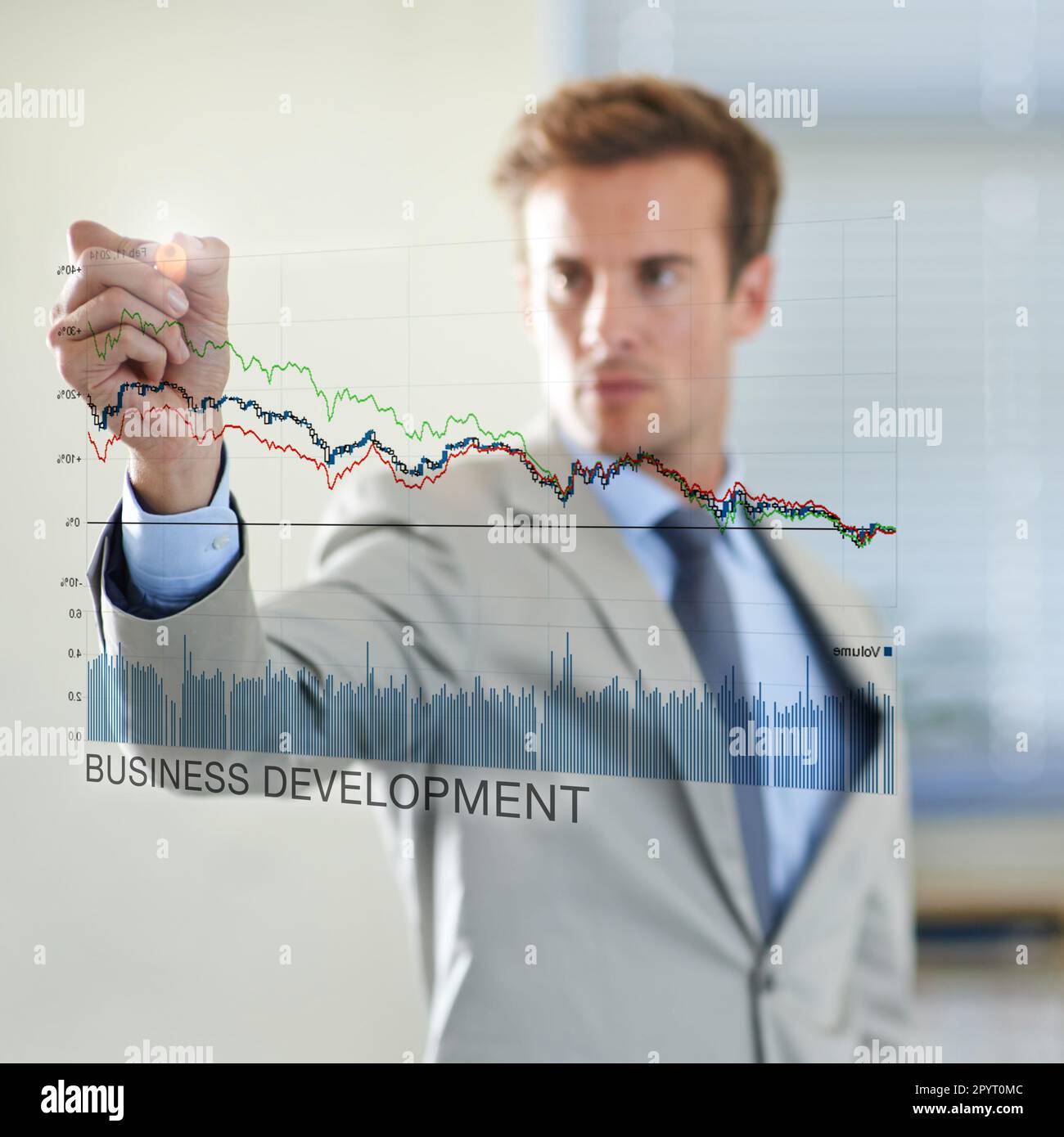Inserimento dei dati sullo sviluppo aziendale. un uomo d'affari che utilizza un'interfaccia digitale. Foto Stock