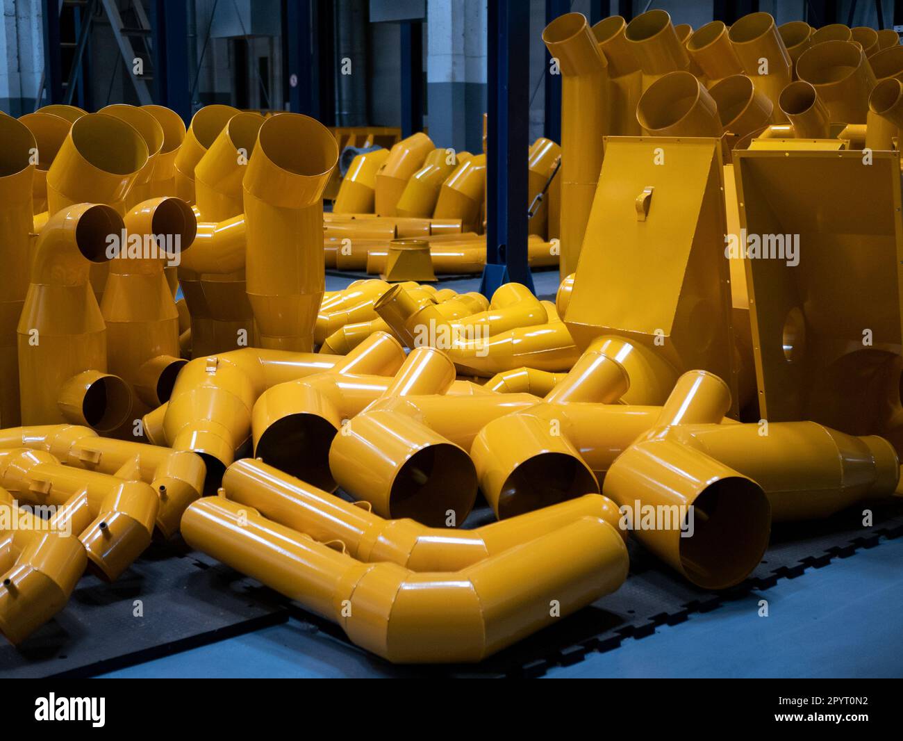 Tubi metallici di recente produzione o tubi di diverse forme e dimensioni in officina o in magazzino, focalizzazione selettiva. Prodotti metallici Foto Stock
