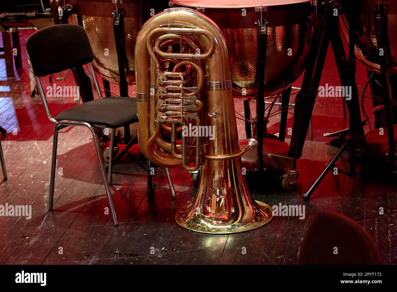 Immagine di uno strumento in ottone di una tuba per orchestra sinfonica Foto Stock