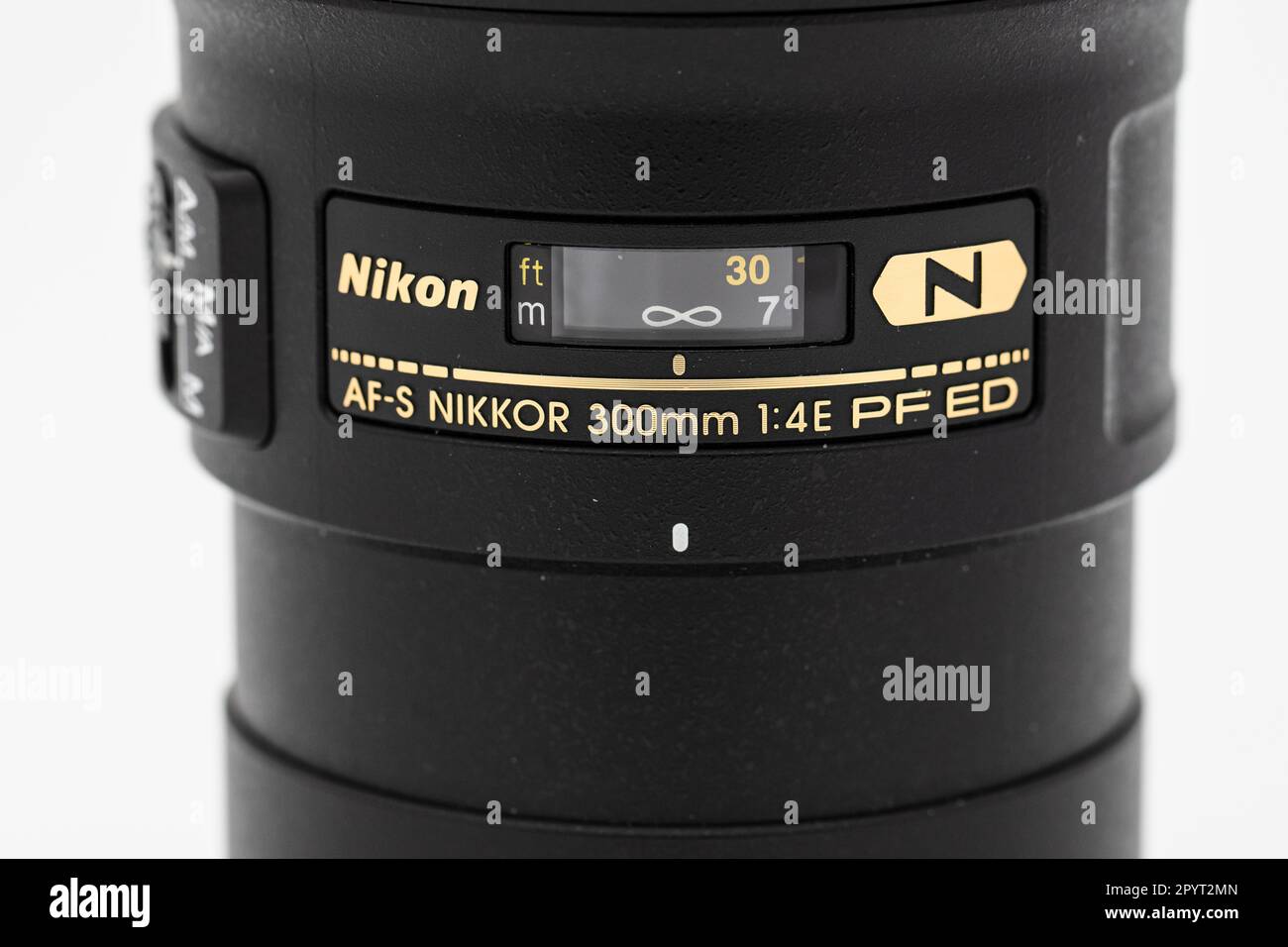 Gothenburg, Svezia - dicembre 08 2022: Primo piano di un obiettivo Nikon AF-S 300mm F4E PF Foto Stock