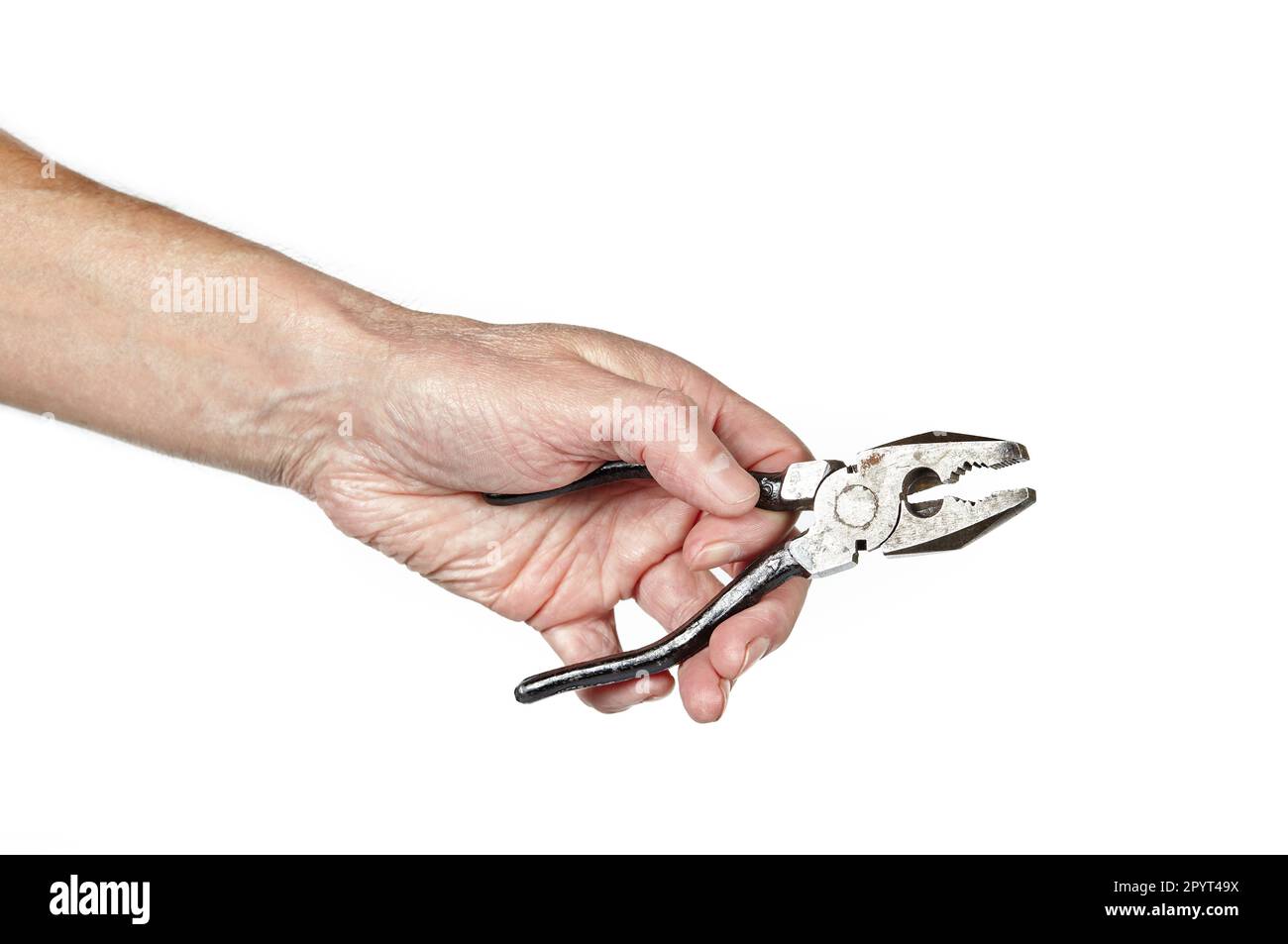 Mano da uomo che tiene una pinza isolata sfondo bianco. Strumento manuale, spazio per il testo Foto Stock