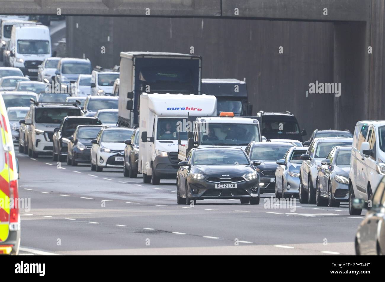 Birmingham, West Midlands, 5 maggio 2023 - il traffico delle festività della Coronation Bank ha iniziato a costruire stamattina sull'autostrada A38M a Birmingham, mentre migliaia di persone sono salite sulle strade per la Kings Coronation. Credito: Interrompi stampa Media/Alamy Live News Foto Stock