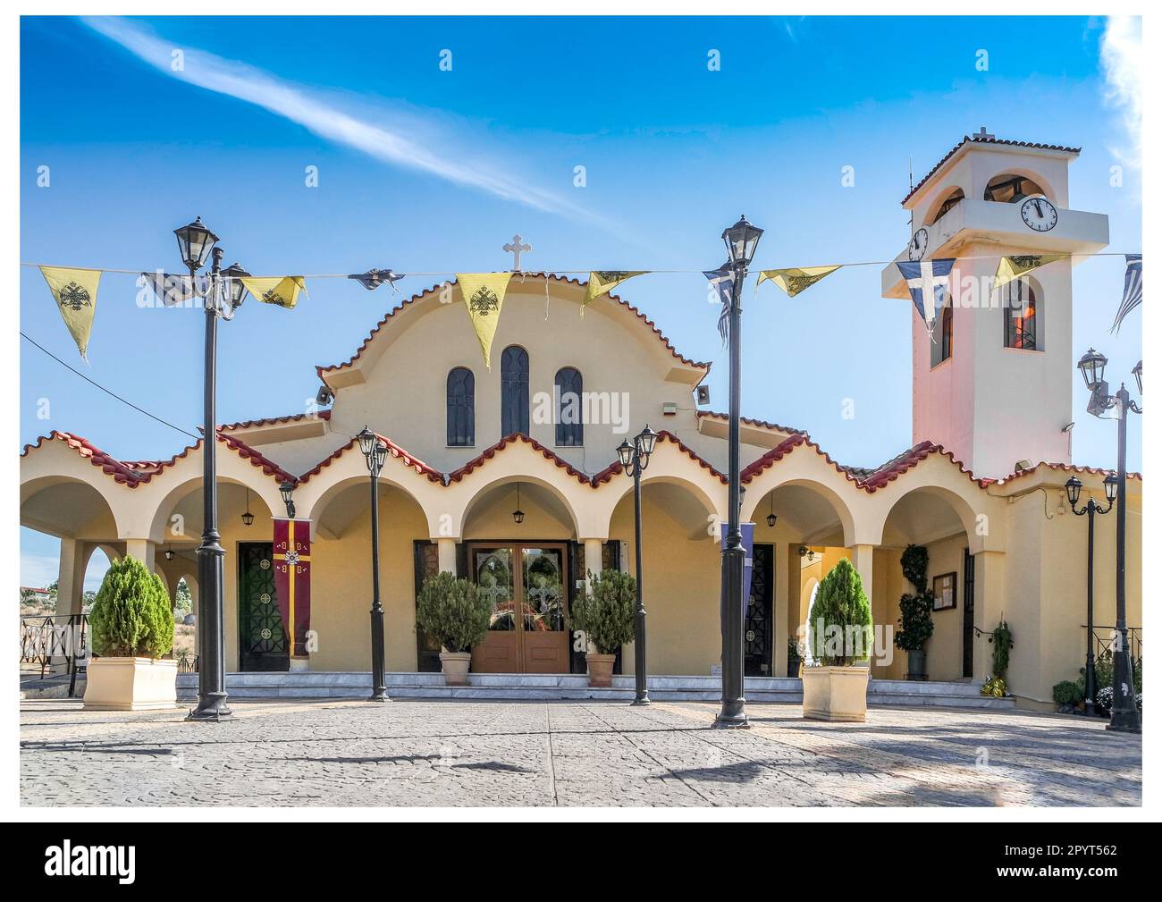 Vista esterna della chiesa cristiana ortodossa Analipseos Sotiros a Rafina, in Grecia. Foto Stock