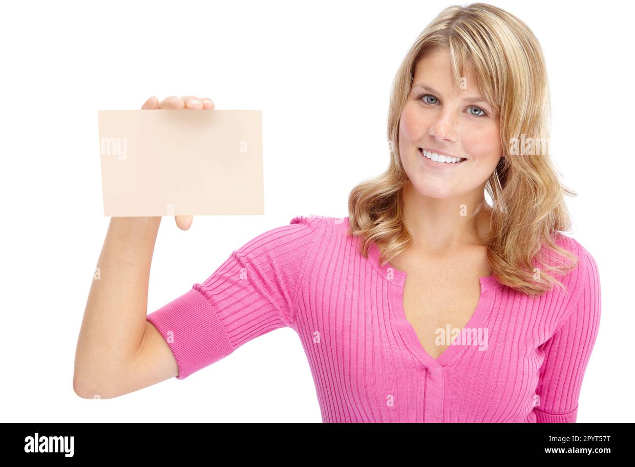 Risparmiando questo spazio solo per te. Una giovane donna graziosa che tiene una scheda vuota mentre isolata su uno sfondo bianco. Foto Stock