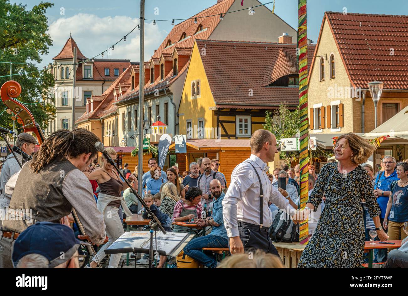 Persone felici che ballano durante l'Herbst und Weinfest Radebeul 2022 a Altkötschenbroda, Sassonia, Germania Foto Stock