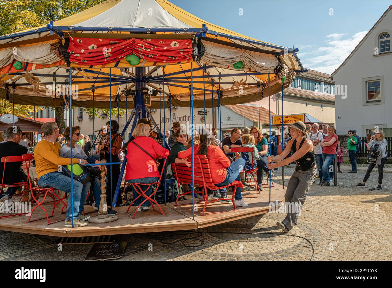 Teatro Carousel spettacolo durante l'autunno e il festival del vino Radebeul 2022, Altkötschenbroda, Radebeul, Sassonia, Germania Foto Stock