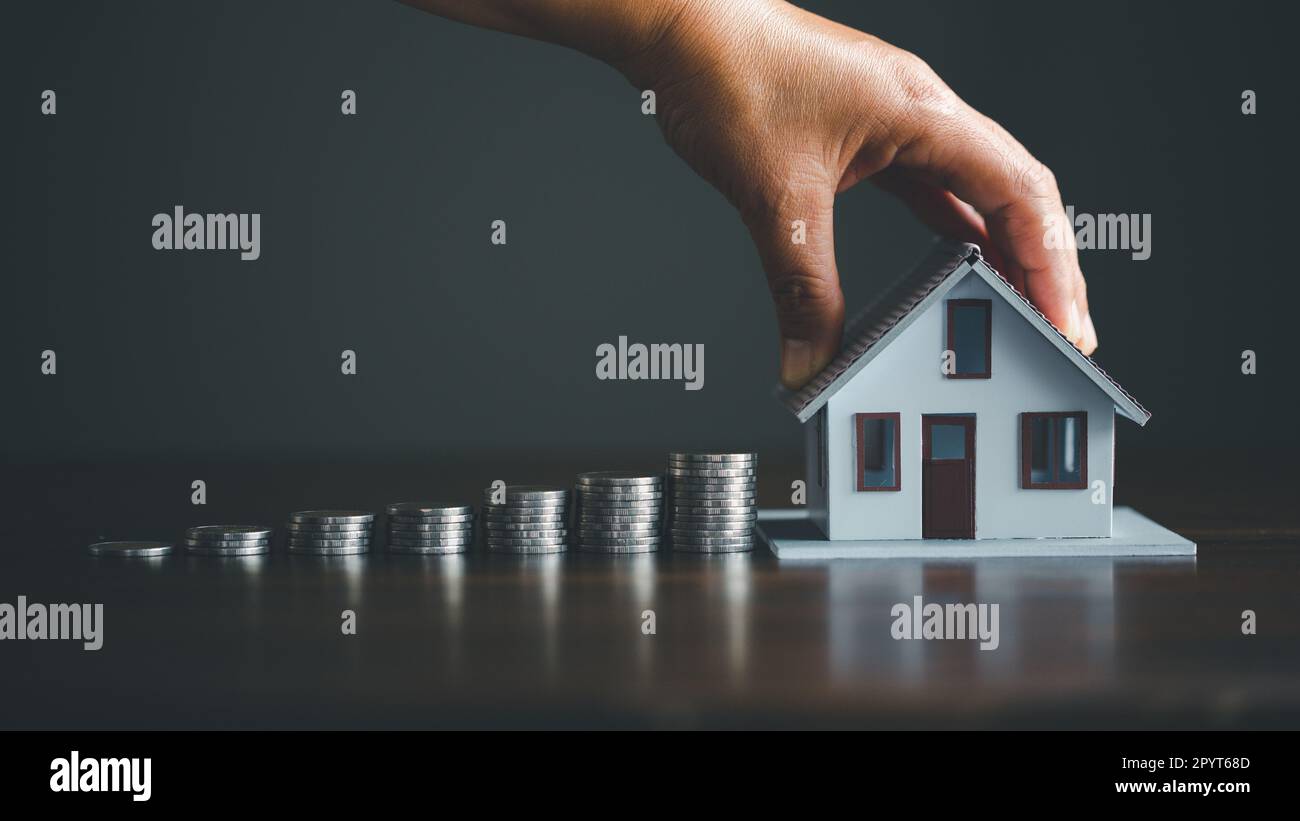 Casa di investimento di risparmio con il concetto di affari di soldi di finanza di prestito. Finanza investment banking per attività immobiliari residenziali. Monete impilate con mod Foto Stock