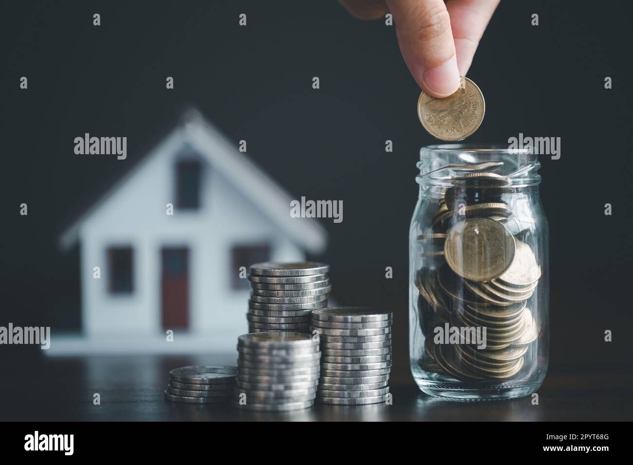 Casa di investimento di risparmio con il concetto di affari di soldi di finanza di prestito. Finanza investment banking per attività immobiliari residenziali. Monete impilate con mod Foto Stock