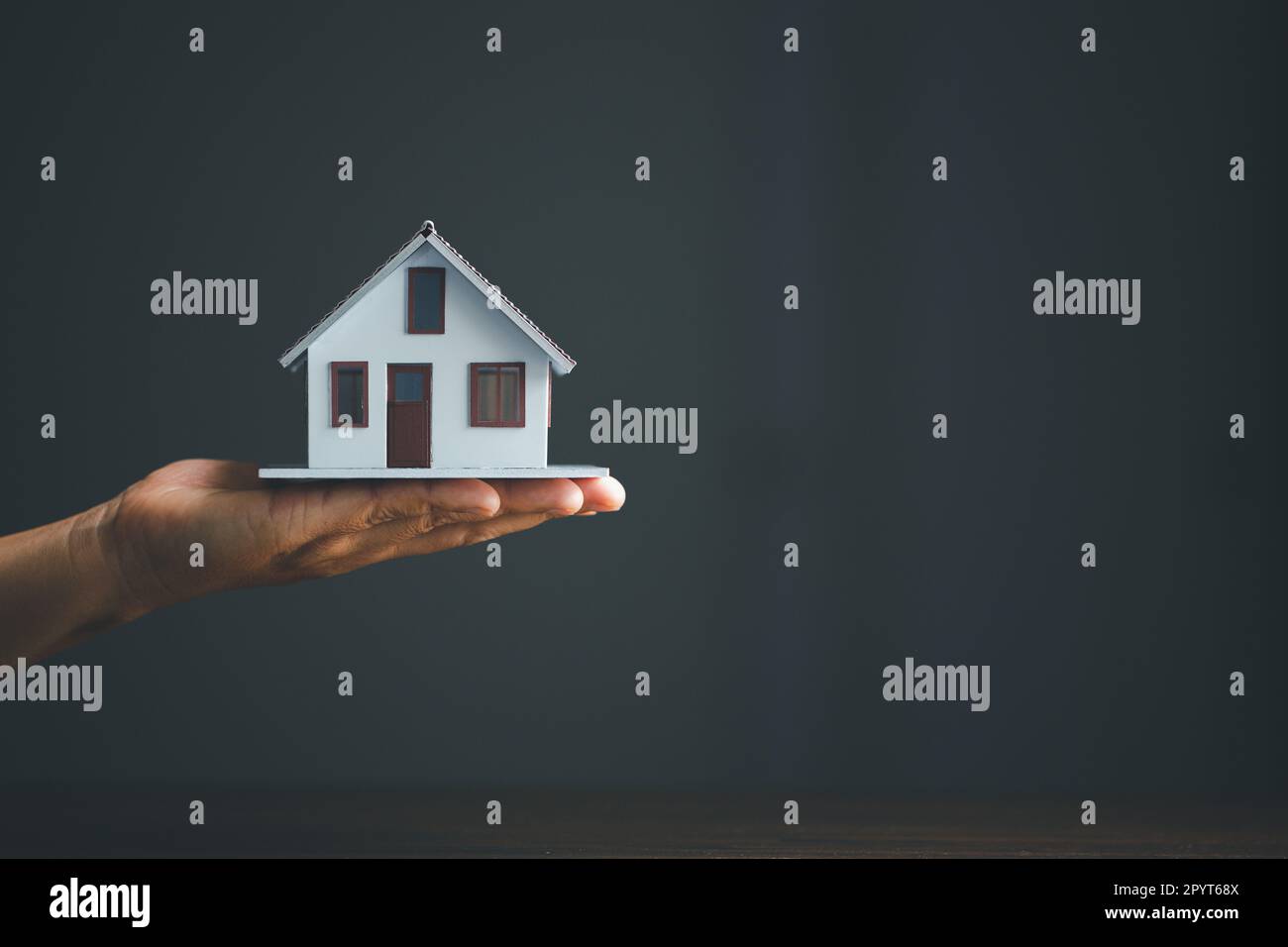 Casa di investimento di risparmio con il concetto di affari di soldi di finanza di prestito. Finanza investment banking per attività immobiliari residenziali. Monete impilate con mod Foto Stock