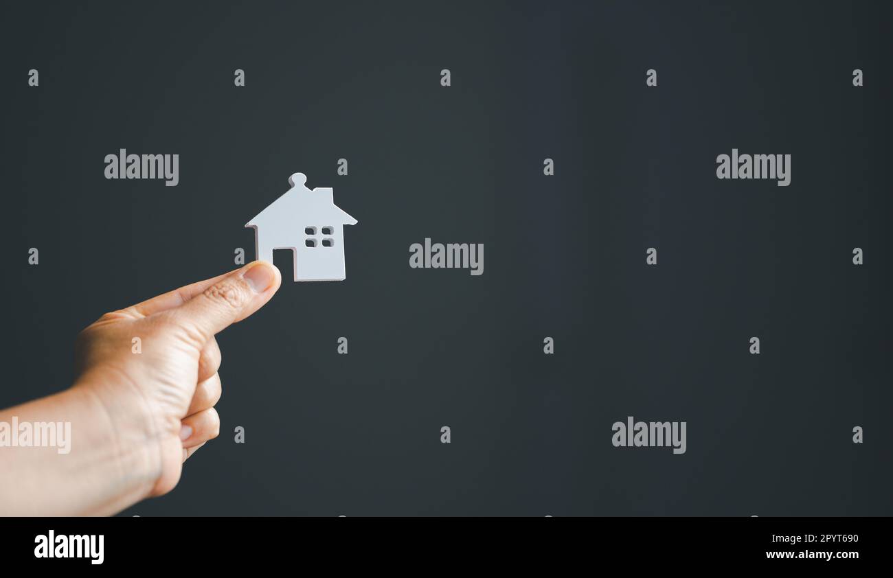 Casa di investimento di risparmio con il concetto di affari di soldi di finanza di prestito. Finanza investment banking per attività immobiliari residenziali. Monete impilate con mod Foto Stock