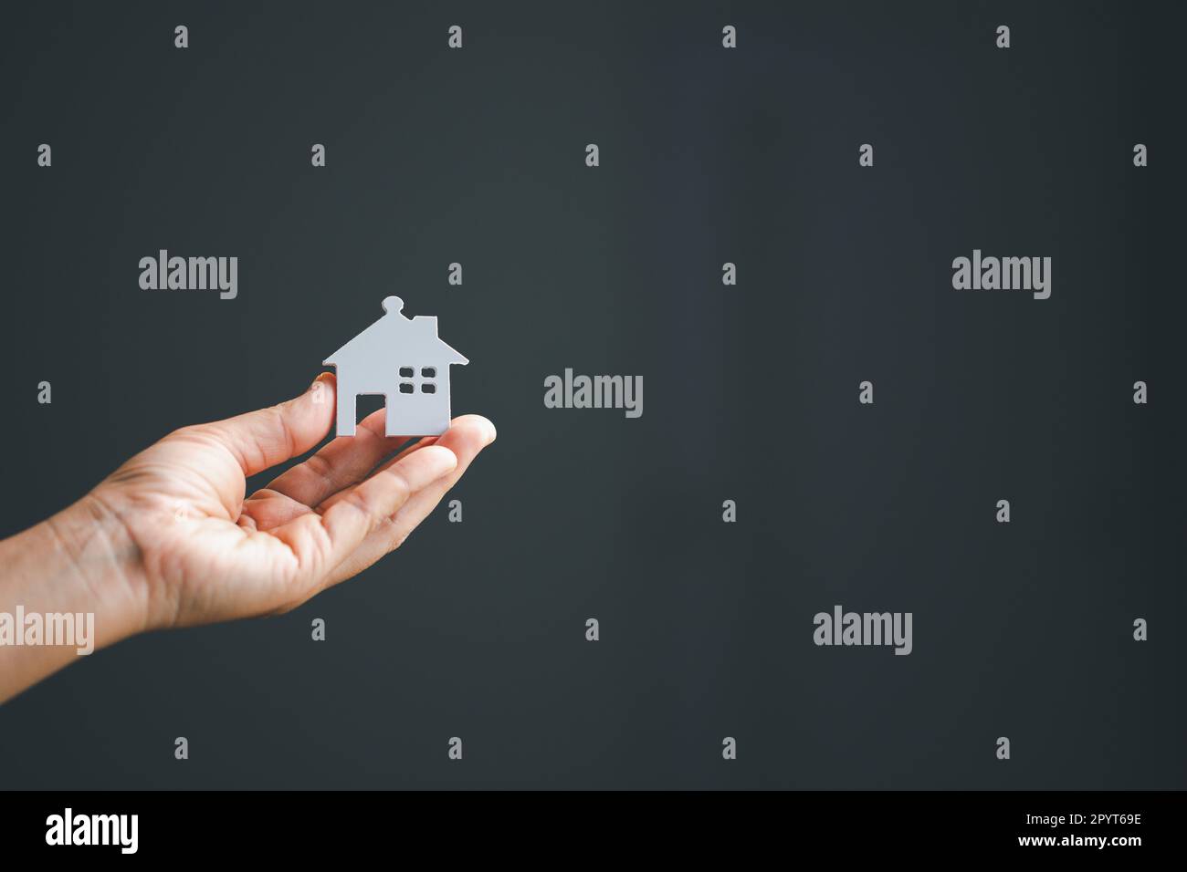 Casa di investimento di risparmio con il concetto di affari di soldi di finanza di prestito. Finanza investment banking per attività immobiliari residenziali. Monete impilate con mod Foto Stock