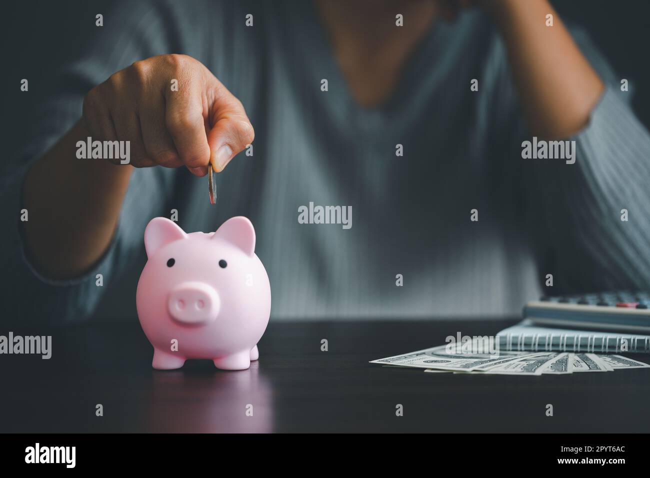 Concetto di finanziamento di investimento di risparmio bancario. Pila di monete con la banca del piggy sul tavolo. Crescita del prestito e dell'idea di business di investimento. Gestione delle risorse, Foto Stock