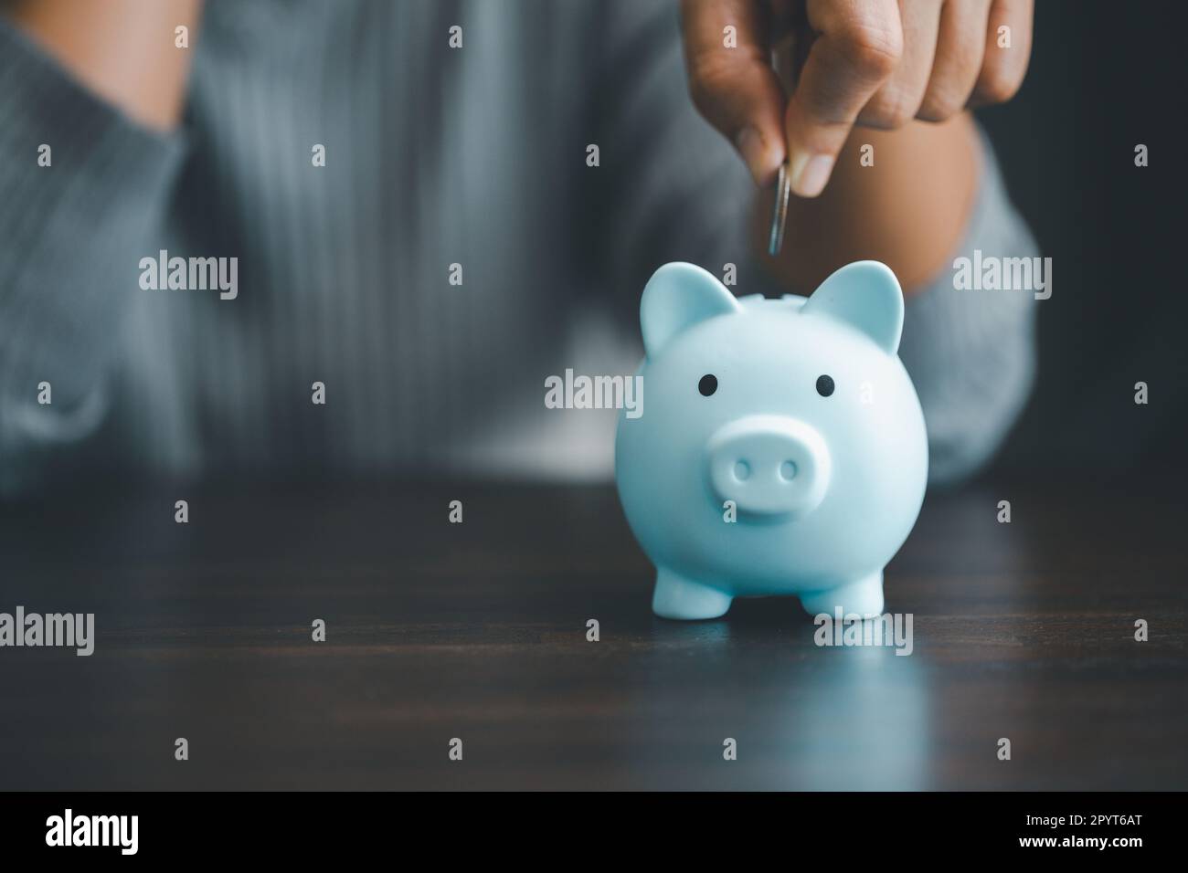 Concetto di finanziamento di investimento di risparmio bancario. Pila di monete con la banca del piggy sul tavolo. Crescita del prestito e dell'idea di business di investimento. Gestione delle risorse, Foto Stock