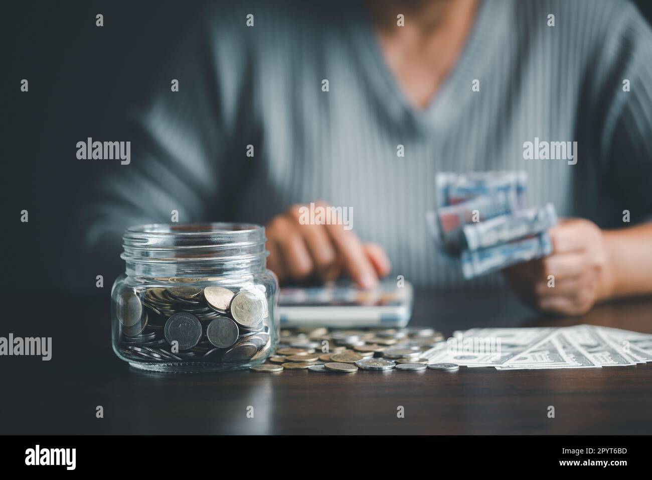 Concetto di finanziamento di investimento di risparmio bancario. Pila di monete con la banca del piggy sul tavolo. Crescita del prestito e dell'idea di business di investimento. Gestione delle risorse, Foto Stock